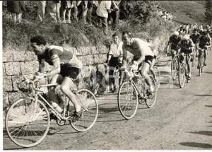 1954 CICLISMO GIRO D'ITALIA Hugo KOBLET in gruppo sull'Abetone *Foto 18x13
