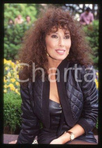 35mm vintage slide* 1990 ca CINEMA Luisa KULIOK Actress (63)  Diapositiva d'epoca, in formato 35 mm.CONDIZIONI: GOODE' severamente vietata la riproduzione. Tutti i diritti sono riservati.Nella diapositiva ICharta mette in vendita, sul negozio eBay e in esclusiva sul sito "icharta" il proprio archivio composto da numerose diapositive e negativi fotografici d'epoca, tutti originali e autentici, che attraversano la storia del costume italiano tra gli la fine degli anni Sessanta e Novanta.Si tratta di uno sguardo inedito sull'attualit&agrave;, la politica, la vita quotidiana, il gossip e la cultura, che fotografa il cambiamento della nazione in quest'ultimo scorcio del XX secolo. Un'occasione unica per il mercato del collezionismo, che vede finalmente disponibile un archivio eccezionale per vastit&agrave;, tematiche e condizioni, in un settore (il negativo fotografico e la diapositiva) di assoluta novit&agrave; e dalle interessanti prospettive di investimento.  GOOD/buono   originale e autentica 1