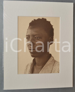 1950 ca AFRICA Ritratto di giovane uomo - Fotografia Jacques DONCQ 28x35 cm  Fotografia originale d'epoca, incorniciata con passepartout in cartoncino pesante e fissata con adesivo al retro.Velina protettiva.FOTOGRAFO: Jacques DoncqCONDIZIONI: G (minimi difetti di stampa)FORMATO: 18x24 cm (fotografia); 28x35 cm (cartoncino)    originale e autentica 1