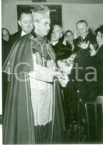 Fotografia d epoca originale 1955 MILANO SANT AMBROGIO Giovanni MONTINI celebra la prima messa da arcivescovo 1