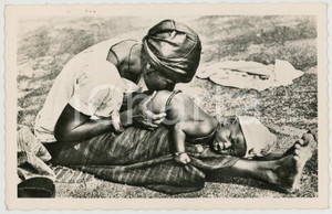 1960 ca NIGER (AFRICA) BÃ©bÃ© recevant un lavement - Carte postale FP NV  Cartolina postale d'epoca, non viaggiata.Al verso timbro "Ex Libris Paul Dessart"EDIZIONE: Collection G. Labitte, DakarCONDIZIONI: FAIR FORMATO: FP    originale e autentica 1