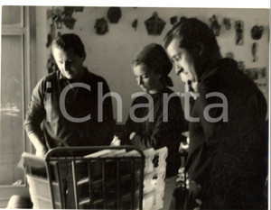 Fotografia d epoca originale 1960 ROMA Alberto e Paola del BELGIO in un negozio di ceramiche Foto 18x24 1