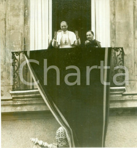 Fotografia d epoca originale 1939 CASTEL GANDOLFO RM Papa PIO XII benedice la folla da loggia villa papale 1