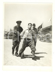 Fotografia d epoca originale 1960 ca LISBOA Policia de SeguranÃ§a PÃºblica  Dimostrazione di arresto Foto 1