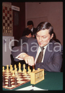 35mm vintage slide* 1985 ca SCACCHI Anatolij Karpov - Ritratto (1)  Diapositiva d'epoca, in formato 35 mm.  CONDIZIONI: GOOD Tutti i diritti riservati.E' severamente vietata la riproduzione. ICharta mette in vendita, sul negozio eBay e in esclusiva sul sito "icharta" il proprio archivio composto da numerose diapositive e negativi fotografici d'epoca, tutti originali e autentici, che attraversano la storia del costume italiano tra gli la fine degli anni Sessanta e Novanta.Si tratta di uno sguardo inedito sull'attualit&agrave;, la politica, la vita quotidiana, il gossip e la cultura, che fotografa il cambiamento della nazione in quest'ultimo scorcio del XX secolo. Un'occasione unica per il mercato del collezionismo, che vede finalmente disponibile un archivio eccezionale per vastit&agrave;, tematiche e condizioni, in un settore (il negativo fotografico e la diapositiva) di assoluta novit&agrave; e dalle interessanti prospettive di investimento.New layer...  originale e autentica 1