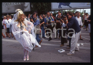 35mm vintage slide* 1996 VENEZIA MARIA SOLE Mara Vittoria SOLINAS in lingerie 8  Diapositiva d'epoca, in formato 35 mm.  CONDIZIONI: GOOD Tutti i diritti riservati.E' severamente vietata la riproduzione. ICharta mette in vendita, sul negozio eBay e in esclusiva sul sito "icharta" il proprio archivio composto da numerose diapositive e negativi fotografici d'epoca, tutti originali e autentici, che attraversano la storia del costume italiano tra gli la fine degli anni Sessanta e Novanta.Si tratta di uno sguardo inedito sull'attualit&agrave;, la politica, la vita quotidiana, il gossip e la cultura, che fotografa il cambiamento della nazione in quest'ultimo scorcio del XX secolo. Un'occasione unica per il mercato del collezionismo, che vede finalmente disponibile un archivio eccezionale per vastit&agrave;, tematiche e condizioni, in un settore (il negativo fotografico e la diapositiva) di assoluta novit&agrave; e dalle interessanti prospettive di investimento.  originale e autentica 1