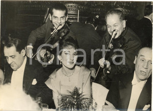 1958 PARIS Il soprano Maria CALLAS a cena dopo lo spettacolo - Foto 18x13