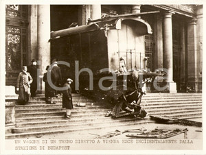 Fotografia d epoca originale 1940 ca BUDAPEST Treno per Vienna deraglia e distrugge stazione Fotografia 1