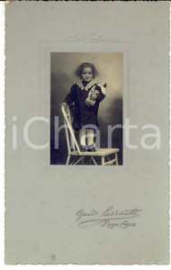 Fotografia d epoca originale 1920 ca REGGIO EMILIA Bambina su una sedia con la bambola Foto Guido LAZZARETTI 1