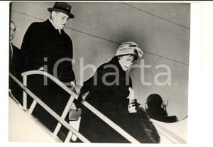 Fotografia d epoca originale 1959 NEW YORK Moglie del dittatore Fulgencio BATISTA con statua della Vergine 1