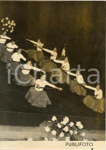 1953 GENOVA Teatro DUSE - Bambine al saggio di ginnastica ritmica - Foto 18x24 