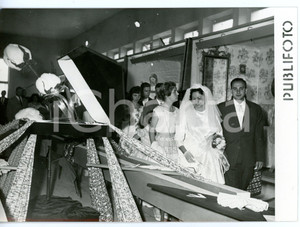 1958 NAPOLI Mostra d'Oltremare - Coniugi D'ALESSANDRO il giorno del matrimonio Fotografia d'epoca con didascalia coeva al verso. CONDIZIONI: G (ma lieve sovraimpressione)FORMATO: 18x13 cm     originale e autentica 1