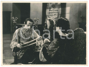 1940 ca ITALIA CINEMA Eduardo DE FILIPPO - Foto di scena 22x17 cm  Fotografia originale d'epoca.  POOR/danneggiato profonde piegature Formato: 22x17 cm originale e autentica 1