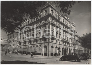 Cartolina originale da collezione 1952 CAGLIARI Vigile davanti al Palazzo della Rinascente  Cartolina ANIMATA FG 1