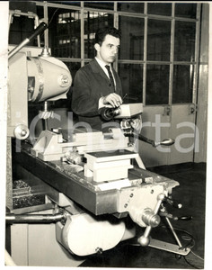 Fotografia d epoca originale 1965 ca TORINO Scuola Allievi FIAT  Una lezione in corso Foto VINTAGE 19x24 1