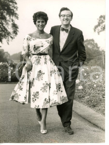 1958 LONDON Leslie BRICUSSE with his girlfriend Yvonne WARREN *Photo 15x20 cm Fotografia d'epoca, con didascalia coeva al verso.CONDIZIONI: G (ma lievi piegature)FORMATO: 15x20 cm    originale e autentica 1