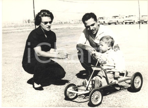 1963 GIORDANIA Re Husayn con il figlio Abd Allah in go kart e la moglie Muna