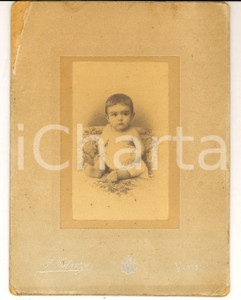 Fotografia d epoca originale 1900 ca VARESE Bambino di pochi mesi su divano a fiori Foto Francesco FIDANZA 1