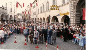 Fotografia d'epoca originale 1988 FOSSOMBRONE (PS) Cerimonia gemellaggio con ENTRAIGUES SUR LA SORGUE *Foto 1