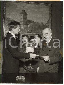1953 NEW YORK International Rescue Committee - James HANSON with Ernst REUTER Fotografia d'epoca, con didascalia coeva al verso. CONDIZIONI: FAIR (sovraimpressioni e piccole piegature sparse)FORMATO: 15x20 cm    originale e autentica 1