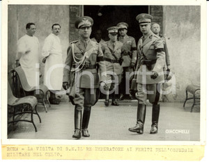 Fotografia d epoca originale 1942 WWII Vittorio Emanuele III visita i feriti all ospedale del Celio Foto 1