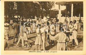 Cartolina originale da collezione 1930 ca BRIONI ISTRIA Giovani coppie ballano all aperto Cartolina ANIMATA FP 1