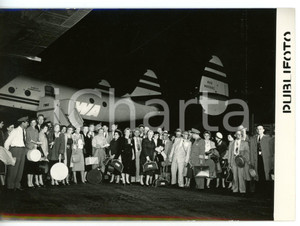 1954 ROMA CIAMPINO - TWA Operai FORD provenienti da DETROIT *Foto 18x13 cm Fotografia d'epoca con didascalia coeva al verso. CONDIZIONI: G (ma lieve sovraimpressione)FORMATO: 18x13 cm      originale e autentica 1