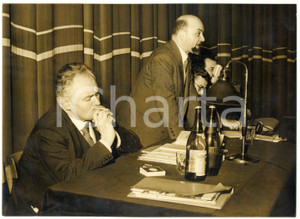 1963 TORINO Cinema LUX - Giuseppe RAPELLI ascolta sindacalista Edoardo ARRIGHI