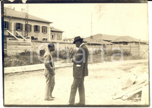 Fotografia d epoca originale 1930 ca MILANO Il conte de LAVEAUX in visita a un cantiere Foto 18x13 cm 1