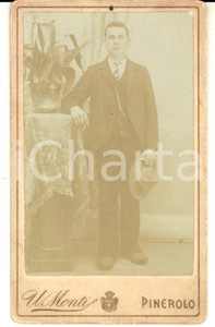 Fotografia d'epoca originale 1890 ca PINEROLO (TO) Uomo con il cappello in mano *Foto U. MONTI 1