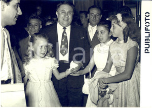 1954 ROMA Attrice bambina Brigitte FOSSEY alla prima de "La corda d'acciaio" Fotografia d'epoca con didascalia coeva al verso.  CONDIZIONI: G (ma sovraimpressione circolare) FORMATO: 18x13 cm    originale e autentica 1