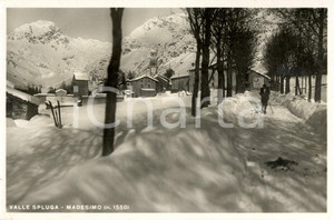 Cartolina originale da collezione 1936 MADESIMO (SO) Valle SPLUGA Sciatore per le vie del paese *ANIMATA FP VG 1