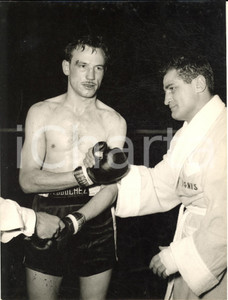 1960 MILANO BOXE Giancarlo GARBELLI e Richard  BOUCHEZ dopo l'incontro - Foto