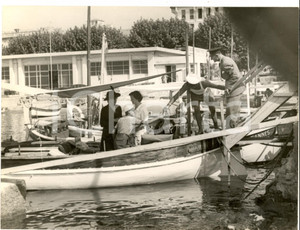 Fotografia d epoca originale 1960 ca CANNES Famiglia reale d Olanda sulla barchetta PETIT JEAN Foto 24x18 1