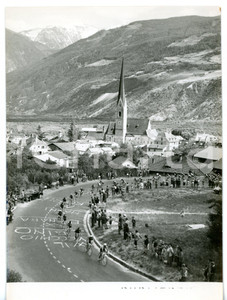 1955 CICLISMO - GIRO D'ITALIA I corridori al PASSO DELLO STELVIO *Foto 13x18 Fotografia d'epoca con didascalia coeva al verso. CONDIZIONI: G (ma lieve sovraimpressione)FORMATO: 13x18 cm     originale e autentica 1