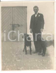 1920 ca BELGIO (?) Uomo con due bracchi tedeschi KURZHAAR - Fotografia anonima  Fotografia d'epoca. FAIR/discreto Lievi smussature agli angoli Formato: 10x8 cm originale e autentica 1