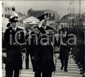 Fotografia d epoca originale 1960 ca ATENE Paolo di GRECIA passa in rassegna le truppe Fotografia 23x21 cm 1