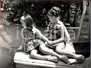 Fotografia d epoca originale 1960 ca PALERMO MODA ESTIVA Coppia di bambine su un pontile Foto URSO 1