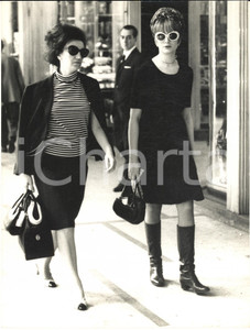 1966 MILANO La cantante MINA a passeggio con un'amica *Foto 18x24 cm