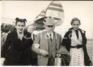 1952 MILANO MALPENSA Arrivo di Arturo TOSCANINI tra la figlia e la nipote *Foto