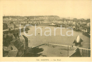 Cartolina originale da collezione 1930 ca DIEPPE F Panorama del porto con barca a vela Cartolina FP NV 1