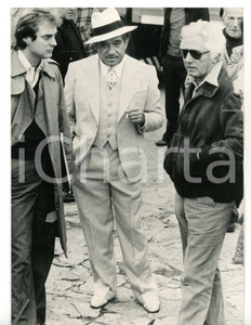 1977 CINEMA "La stanza del vescovo" - Ugo TOGNAZZI e Dino RISI sul set del film