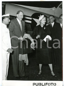 1954 ROMA Robert Daniel MURPHY e Clare BOOTHE LUCE all'arrivo *Foto 13x18 cm Fotografia d'epoca, con didascalia coeva al verso. CONDIZIONI: G (ma lieve sovraimpressione all'angolo inferiore destro)FORMATO: 13x18 cm     originale e autentica 1