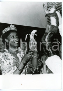 1963 FOIRE DE PARIS Bertuccia PUNCH al padiglione della MARTINICA *Foto 13x18 cm Fotografia d'epoca con didascalia coeva.  CONDIZIONI: G (ma piccola piegatura al margine sinistro) FORMATO: 13x18 cm     originale e autentica 1