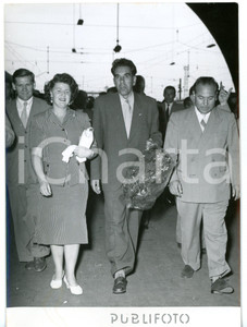  1955 MILANO CALCIO Squadra DYNAMO MOSCA in Stazione Centrale *Foto 13x18 cm Fotografia d'epoca con didascalia coeva al verso. CONDIZIONI: GFORMATO: 13x18 cm     originale e autentica 1