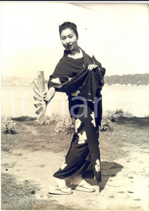 1954 FESTIVAL DI CANNES Miyoe FUJIKAGE in una danza giapponese - Foto 13x18 cm Fotografia d'epoca con didascalia coeva.  CONDIZIONI: fair (lieve sovraimpressione centrale; difetto di stampa visibile al margine superiore) FORMATO: 13x18 cm     originale e autentica 1