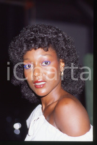 35mm vintage slide* 1980 ca MUSICA Amii STEWART - Ritratto della cantante (12)   Diapositiva d'epoca, in formato 35 mm. CONDIZIONI: GOODTutti i diritti riservati.E' severamente vietata la riproduzione. ICharta mette in vendita, sul negozio eBay e in esclusiva sul sito "icharta" il proprio archivio composto da numerose diapositive e negativi fotografici d'epoca, tutti originali e autentici, che attraversano la storia del costume italiano tra gli la fine degli anni Sessanta e Novanta.Si tratta di uno sguardo inedito sull'attualit&agrave;, la politica, la vita quotidiana, il gossip e la cultura, che fotografa il cambiamento della nazione in quest'ultimo scorcio del XX secolo. Un'occasione unica per il mercato del collezionismo, che vede finalmente disponibile un archivio eccezionale per vastit&agrave;, tematiche e condizioni, in un settore (il negativo fotografico e la diapositiva) di assoluta novit&agrave; e dalle interessanti prospettive di investimento.  originale e autentica 1