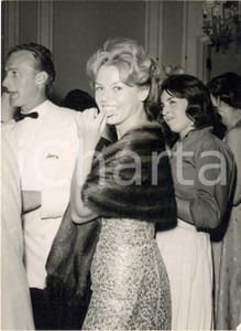 1959 VENEZIA Mostra del Cinema - Rossana ROSSANIGO a un cocktail *Foto 13x18 cm Fotografia d'epoca con didascalia coeva.  CONDIZIONI: G FORMATO: 13x18 cm    originale e autentica 1