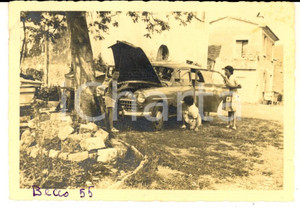 Fotografia d epoca originale 1955 Località BECCO LU Bambini sistemano un automobile Foto VINTAGE 10x7 cm 1