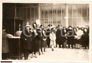 Fotografia d epoca originale 1930 c.ca MILANO Riscatto gratuito indumenti ai poveri 1